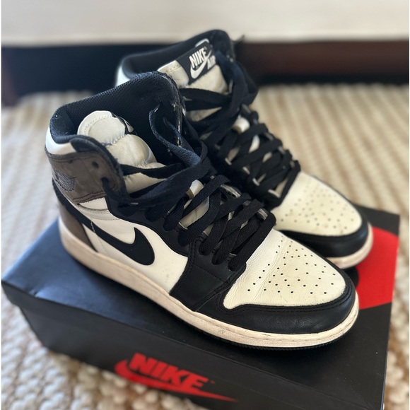 Mocha air Jordan’s 1s retro high - Picture 1 of 4